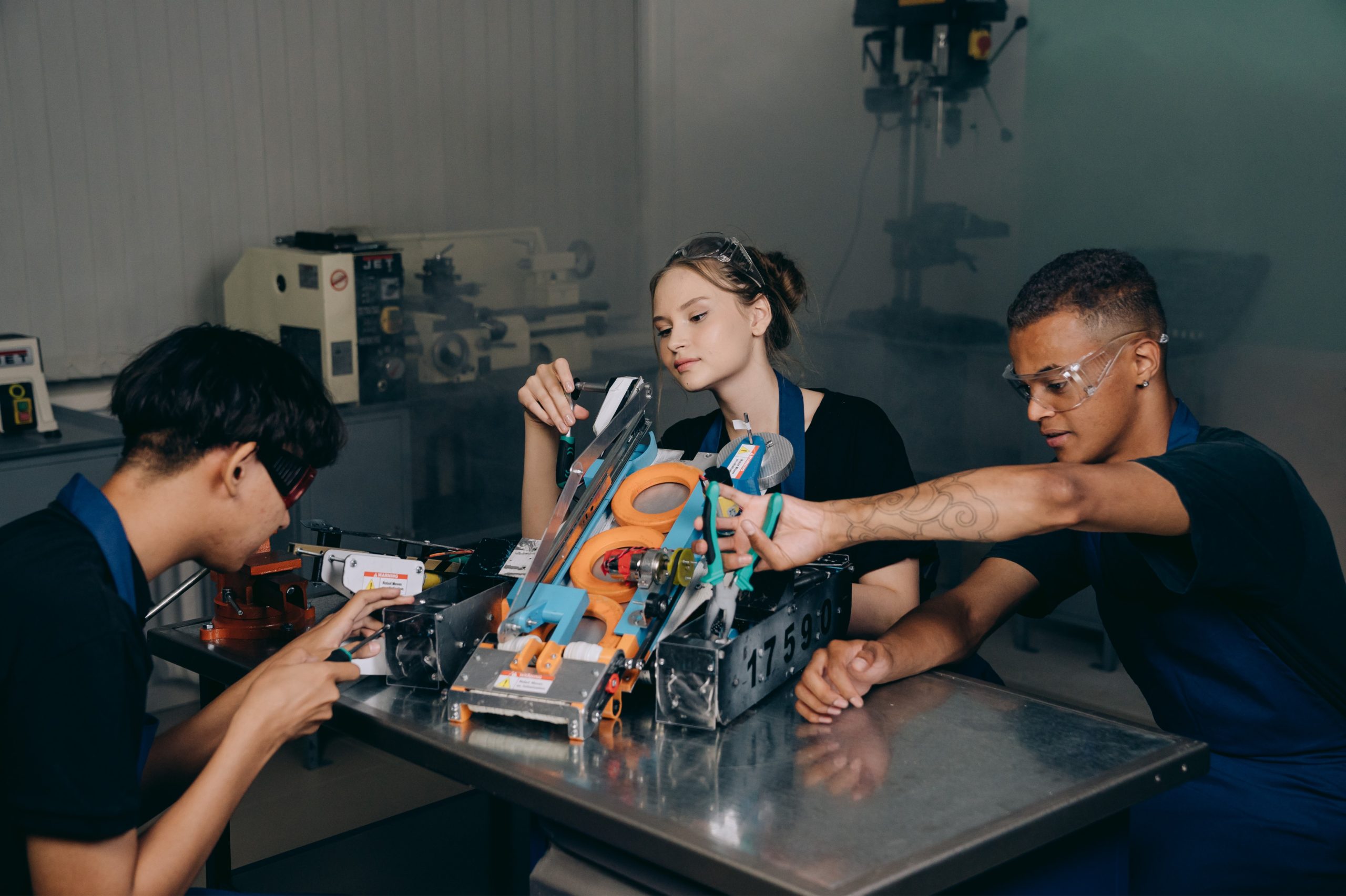 Image pour Incitations financières - trois apprentis au travail.