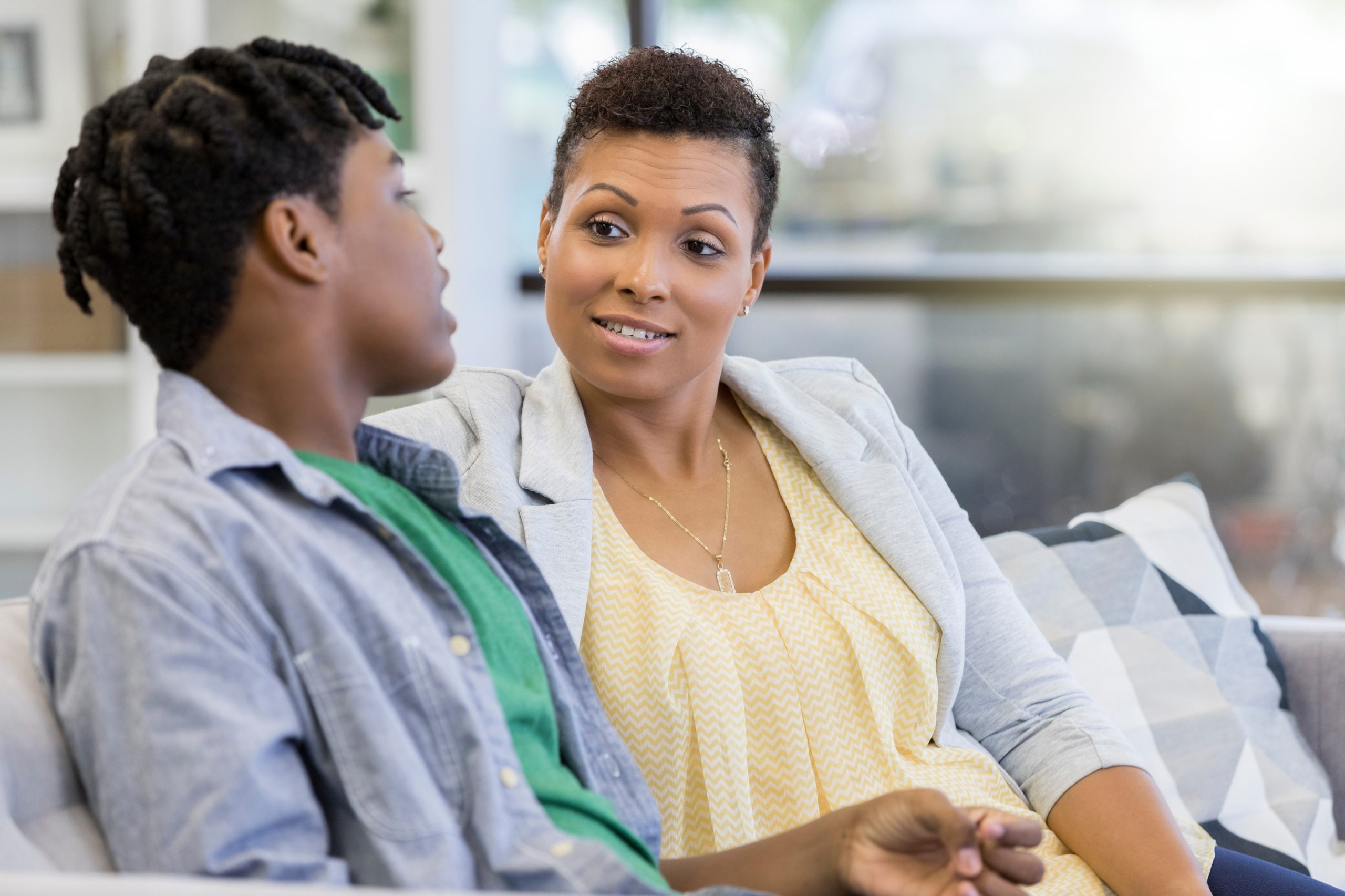 Ce que les parents doivent savoir - Un adolescent et des femmes en train de discuter.